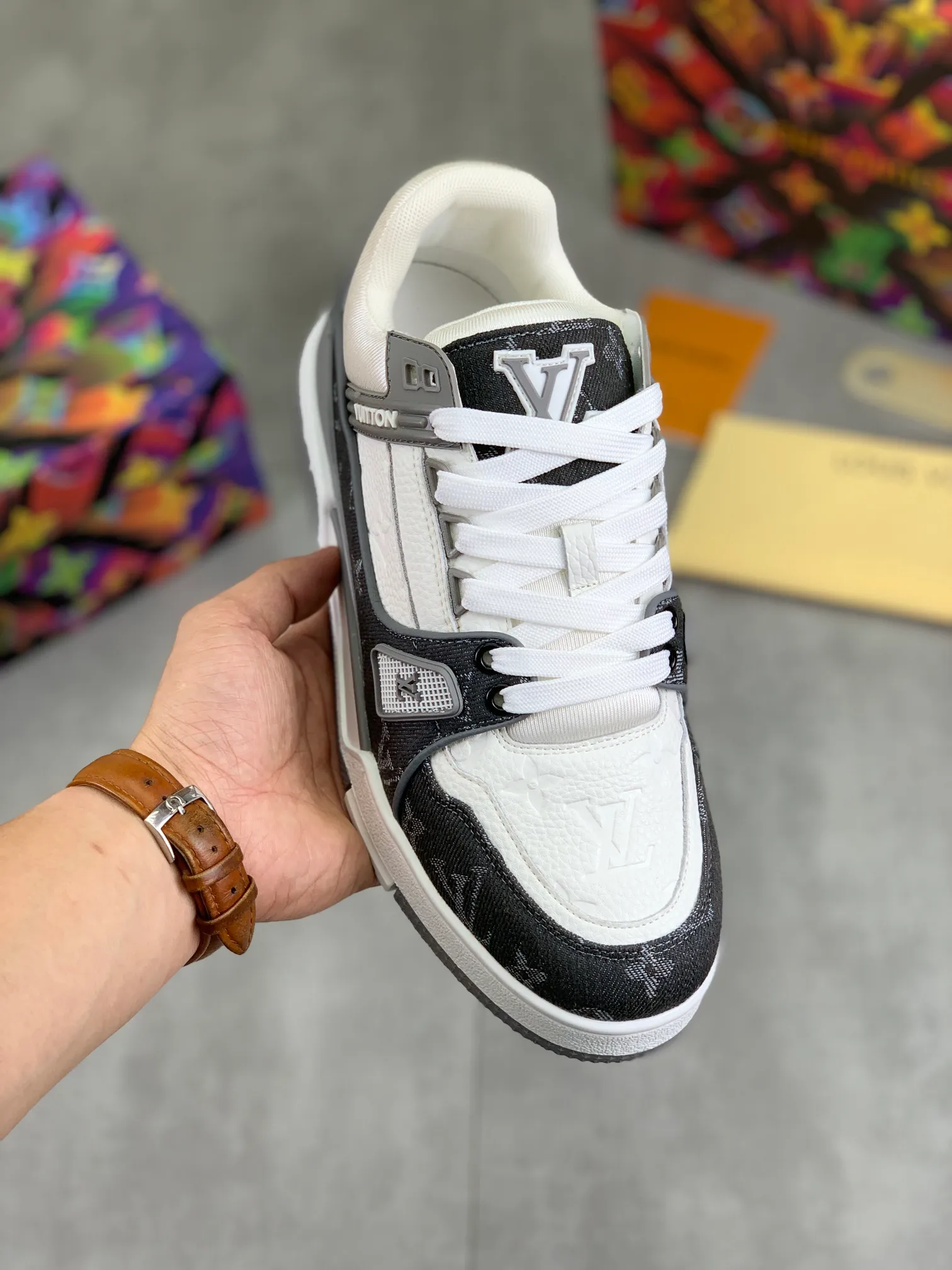 Men's shoes 💰P580 New style 💰💎💎Latest color High version 2025Louis*Vuitto* LV Traine Catwalk TRAINER outsole and fabric private model A shoe that definitely costs a lot of money and effort. This series was designed after the arrival of Vifgil. It is favored by many fans every season. Original TPU outsole Original packaging Men's size: 38-45 (46 can be customized) Color: White available (available from stock, super fast delivery)